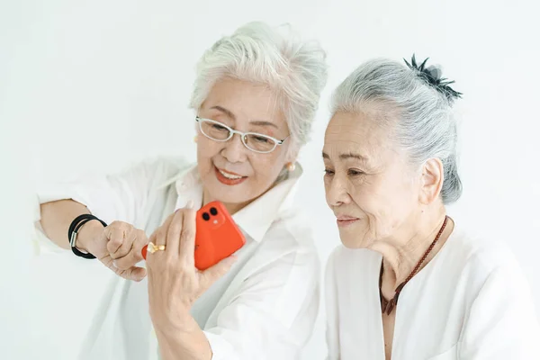 Starsze Kobiety Patrzące Uśmiechem Ekran Smartfona — Zdjęcie stockowe
