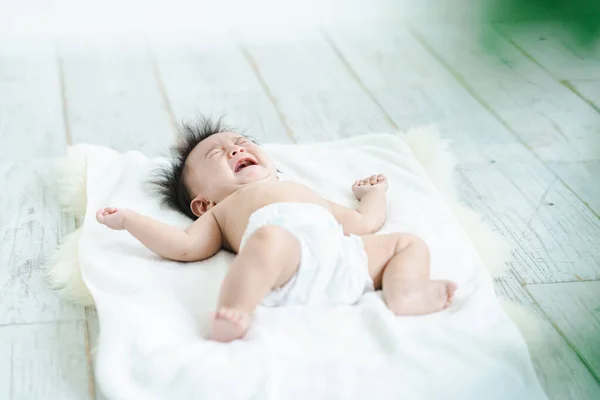 Bebek Yerde Bebek Bezinin Içinde Ağlıyor — Stok fotoğraf