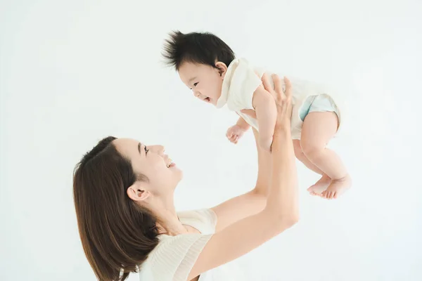 Mutter Hält Das Baby Hoch Hellen Raum — Stockfoto