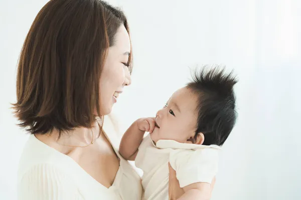 Asiatisch Mutter Holding Ein Baby Die Bright Zimmer — Stockfoto