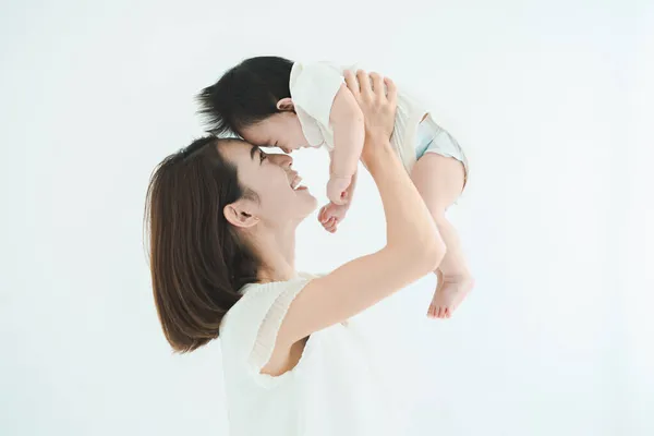 Mom Holding Baby High Bright Room — Stock Photo, Image