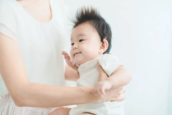 Asiatisches Baby Wird Einem Hellen Raum Umarmt — Stockfoto