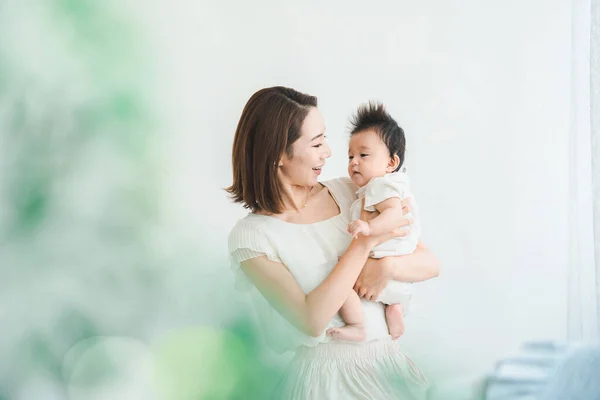 Asiatisch Mutter Holding Ein Baby Die Bright Zimmer — Stockfoto