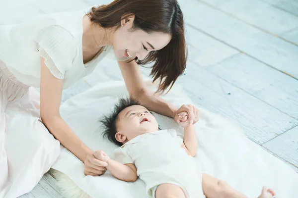 Asiatisch Mutter Und Baby Spielend Drinnen — Stockfoto