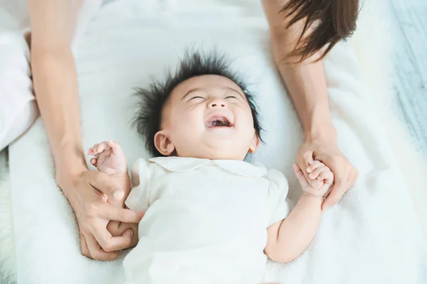 Asiatisch Mutter Und Baby Spielend Drinnen — Stockfoto
