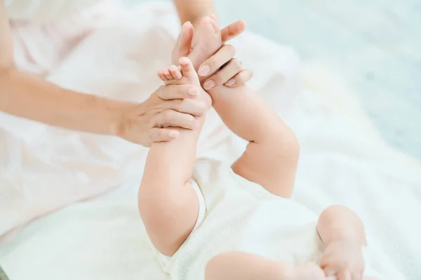 Die Hände Der Mutter Stützen Die Füße Des Babys Zimmer — Stockfoto