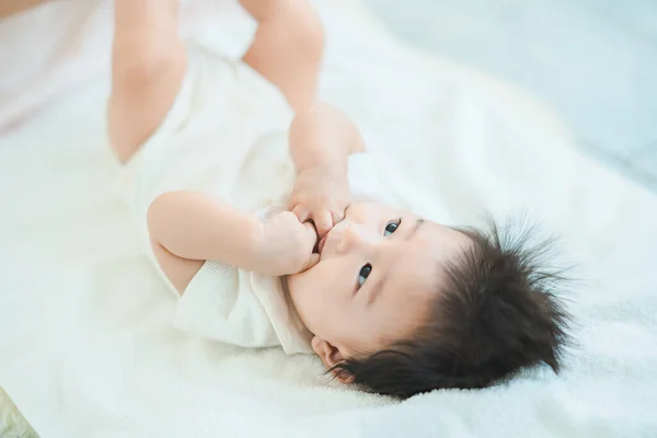 Bebek Içeride Sırt Üstü Yatıyor — Stok fotoğraf