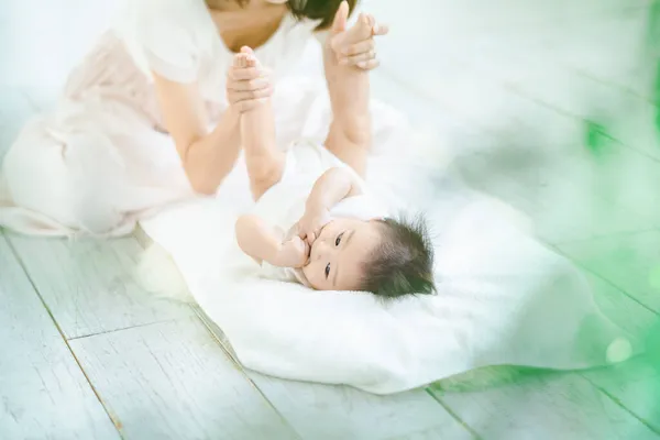 Ibu Asia Dan Bayi Bermain Dalam Ruangan — Stok Foto