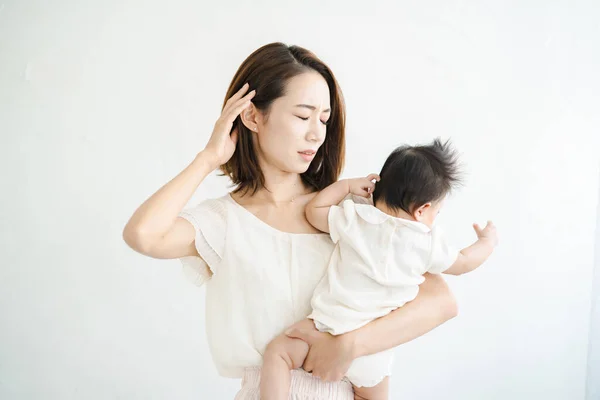 Asiatische Mutter Hält Ein Baby Und Sieht Müde Aus — Stockfoto