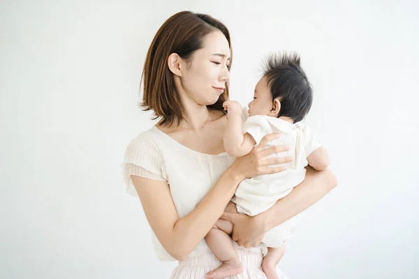 Asiatische Mutter Hält Ein Baby Und Sieht Müde Aus — Stockfoto
