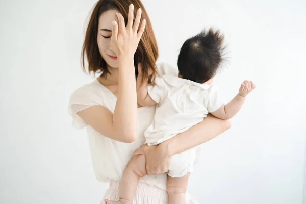 Asiatische Mutter Hält Ein Baby Und Sieht Müde Aus — Stockfoto