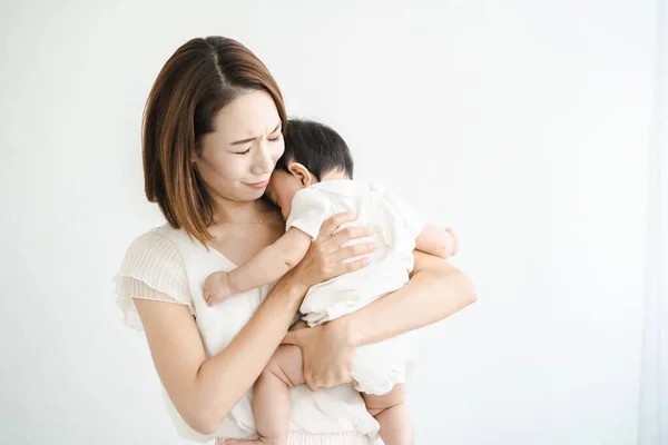 Ázsiai Anya Kezében Egy Baba Úgy Néz Fáradt — Stock Fotó