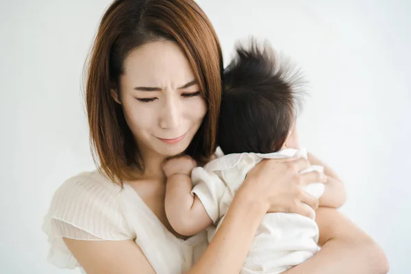 Azji Matka Trzyma Dziecko Wygląda Zmęczony — Zdjęcie stockowe