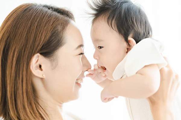 Asiatisch Mutter Holding Ein Baby Die Bright Zimmer — Stockfoto