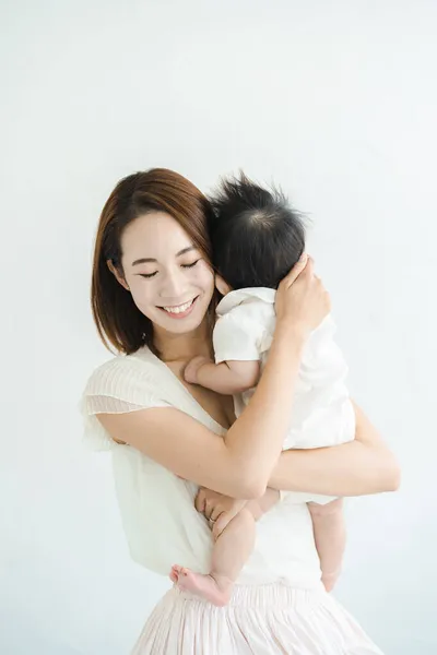 Azji Mama Gospodarstwa Dziecko Jasny Pokój — Zdjęcie stockowe