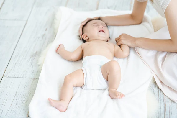 Baby Weint Windel Auf Dem Boden — Stockfoto