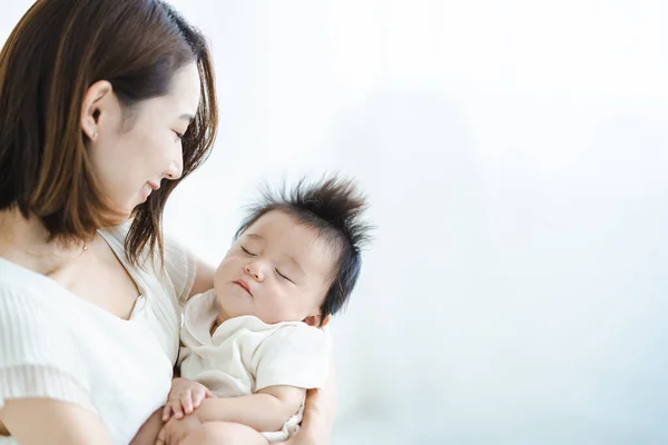 Asiatisch Mutter Holding Ein Baby Die Bright Zimmer — Stockfoto