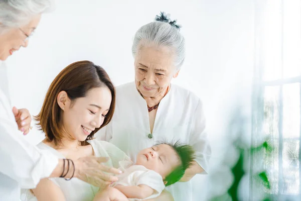 Asiática Mamá Holding Bebé Dos Senior Mujeres — Foto de Stock