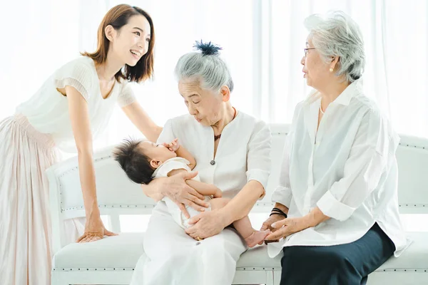 Seniorinnen Umarmen Babys Und Frauen Die Aufpassen — Stockfoto