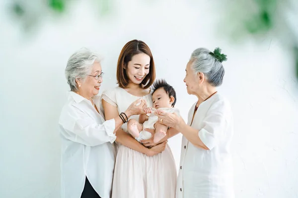 Ázsiai Anya Kezében Egy Baba Két Idősebb Nők — Stock Fotó