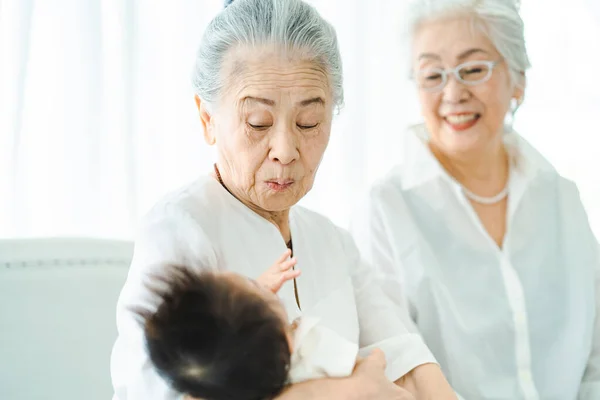 Mujeres Mayores Abrazando Bebé Recién Nacido Habitación — Foto de Stock