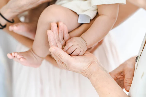 Son Sınıftaki Kadınlar Odada Bebekle Kucaklaşıp Etkileşime Geçiyorlar — Stok fotoğraf