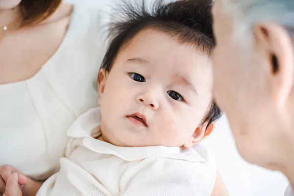 Asyalı Bebek Parlak Bir Odada Kucaklanacak — Stok fotoğraf