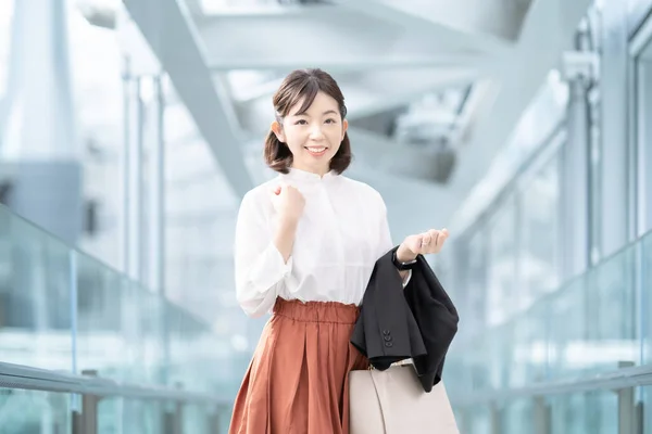 Smiley Frau Geht Lässig Zur Arbeit — Stockfoto