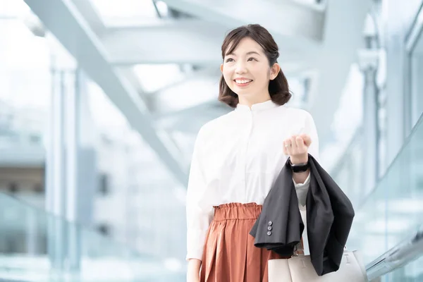 Smiley Vrouw Gaat Naar Werken Business Casual Stijl — Stockfoto