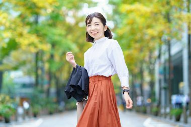 İş bölgesinde sıradan bir iş hayatı yaşayan bir kadın.