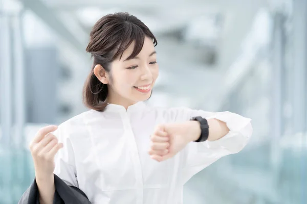 Una Donna Che Guarda Uno Smartwatch Polso — Foto Stock
