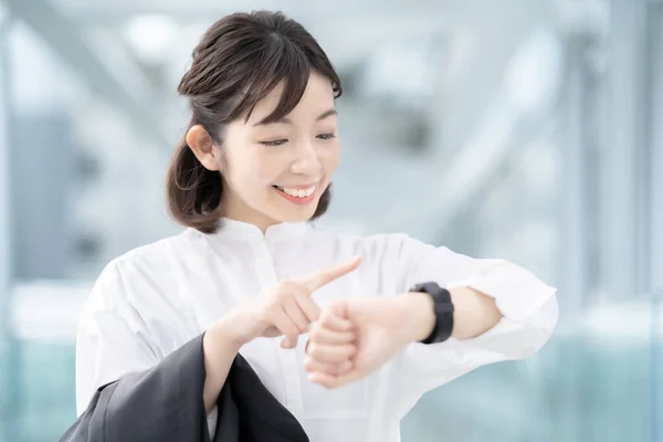 Una Donna Che Guarda Uno Smartwatch Polso — Foto Stock