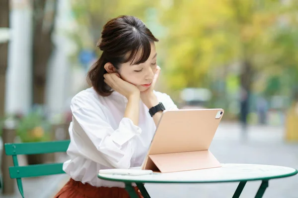 Woman Looking Screen Tablet Tired Expression — Stock Photo, Image
