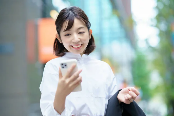 Mulher Asiática Segurando Telefone Inteligente — Fotografia de Stock