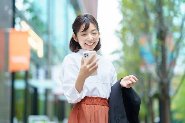 Mujer Asiática Sosteniendo Teléfono Inteligente — Foto de Stock