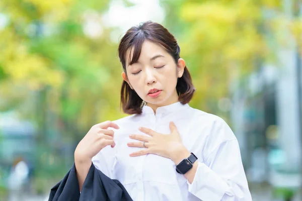 关心胸口心悸的亚洲女人 — 图库照片