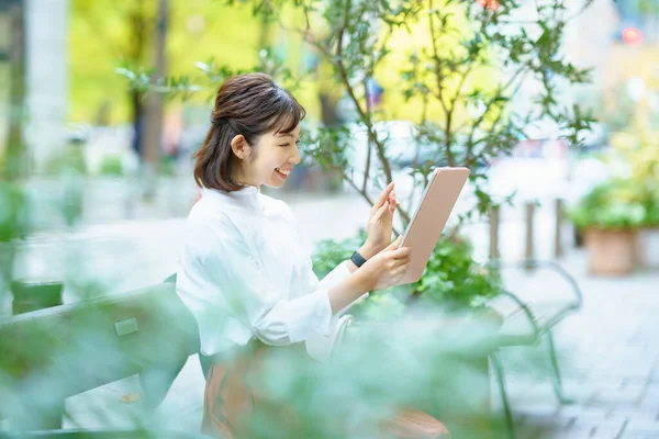 Female Using Tablet Greenly Space — Stock Photo, Image