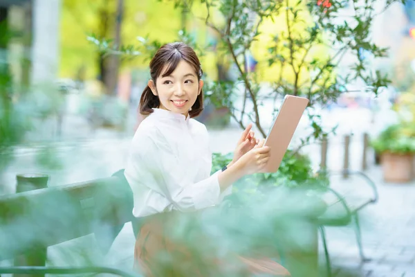 Female Using Tablet Greenly Space — Stock Photo, Image