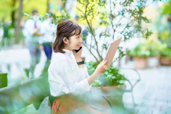 Female Using Tablet Greenly Space — Stock Photo, Image