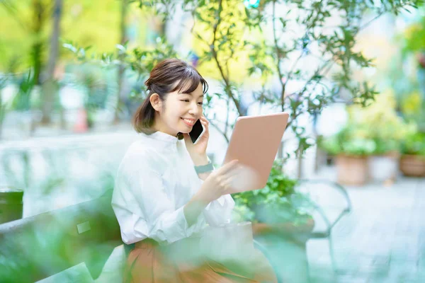 Female Using Tablet Greenly Space — Stock Photo, Image