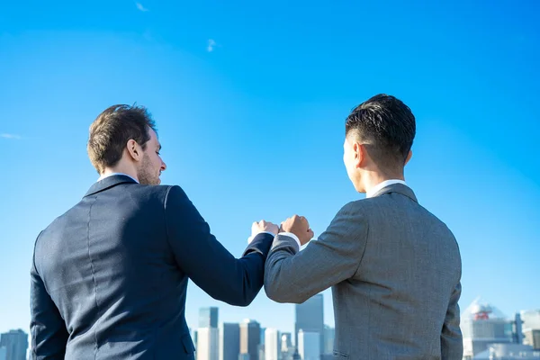 Hombre Negocios Que Posa Con Los Brazos Superpuestos Buen Día —  Fotos de Stock