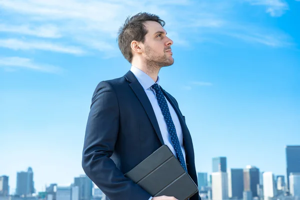 Retrato Homem Negócios Céu Azul Edifícios Cidade Grande — Fotografia de Stock