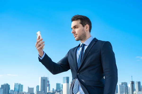 Uomo Affari Possesso Uno Smartphone Cielo Blu — Foto Stock