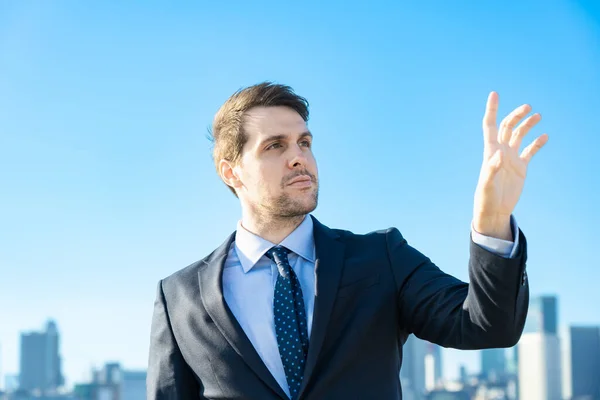 Een Zakenman Die Zijn Hand Stadsgezicht Vasthoudt — Stockfoto