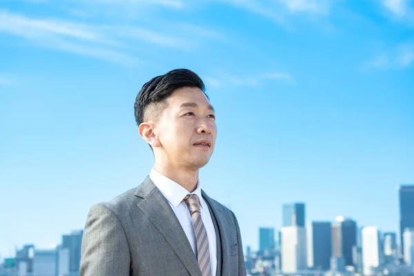 大都市のビジネスマン 青空と建物の肖像 — ストック写真