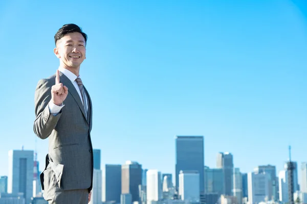 Een Zakenman Poseert Met Zijn Wijsvinger Omhoog Mooie Dag — Stockfoto