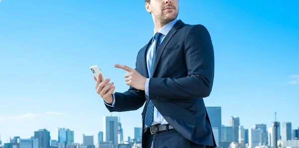 Een Zakenman Met Een Smartphone Blauwe Lucht — Stockfoto
