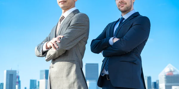 Twee Zakenlieden Poseren Onder Blauwe Hemel — Stockfoto