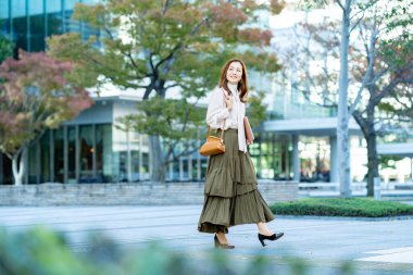 Uzun saçlı kadın, sıradan bir şekilde işe gidip geliyor.