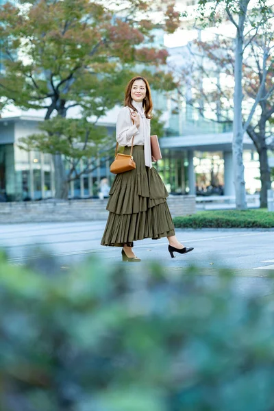 Mujer Pelo Largo Conmutando Estilo Casual Oficina — Foto de Stock